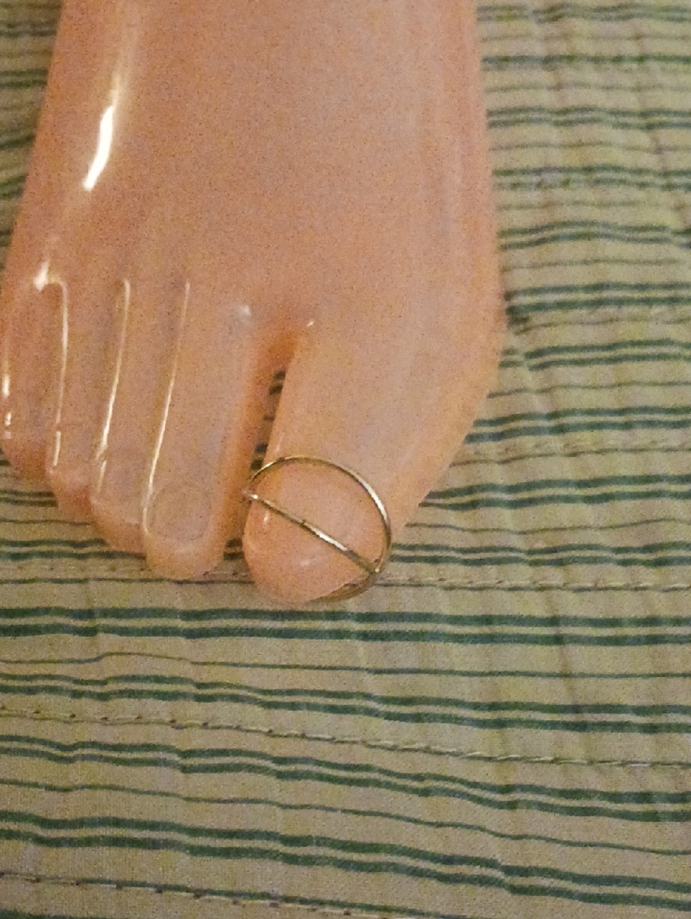 Gold Toe Ring with Modern Circle Accent - Women Jewelry